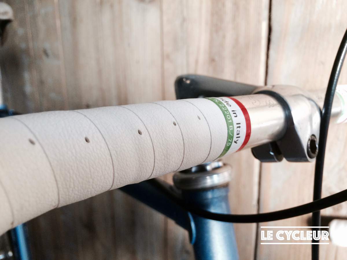 The Bike Ribbon comes with an italian tricolor sticker to finish the ends at the middle of the handle bar.